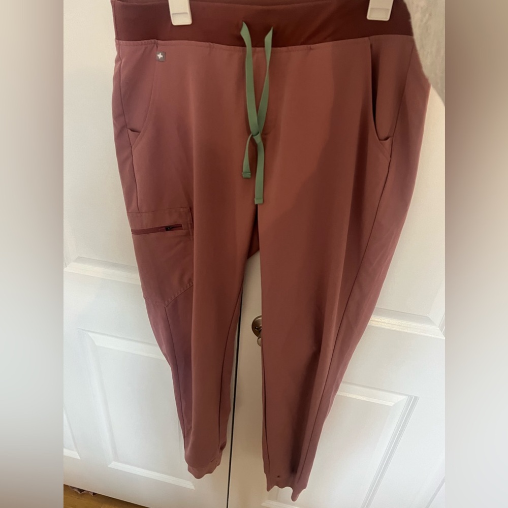 Figs Zamora jogger scrub pants.
Size Large Tall
Mauve